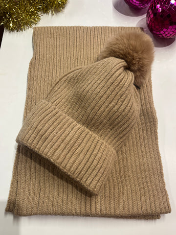 Matching Hat and Scarf > Beige