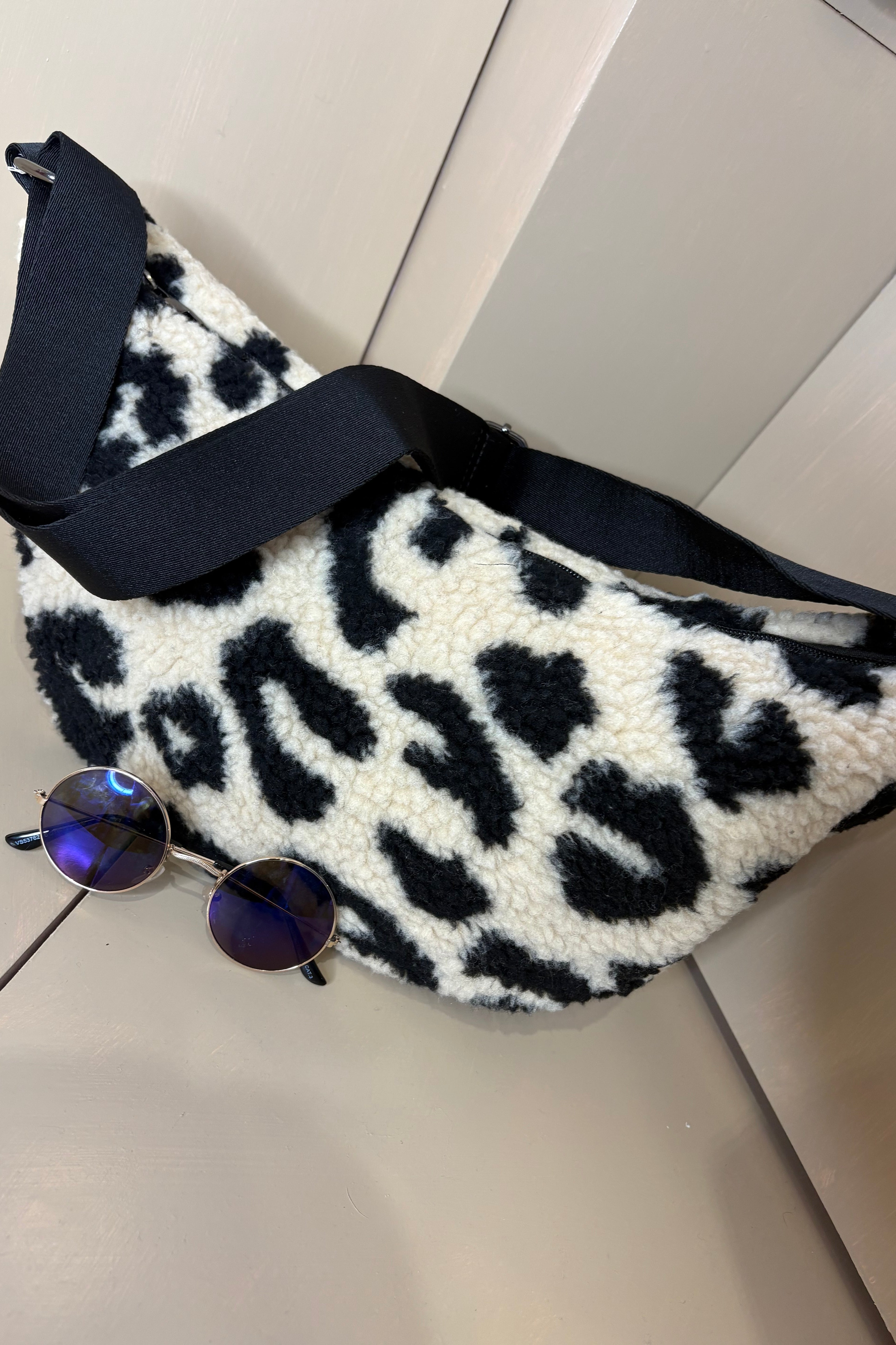 Fleece Leopard Print Sling Bag / Cream