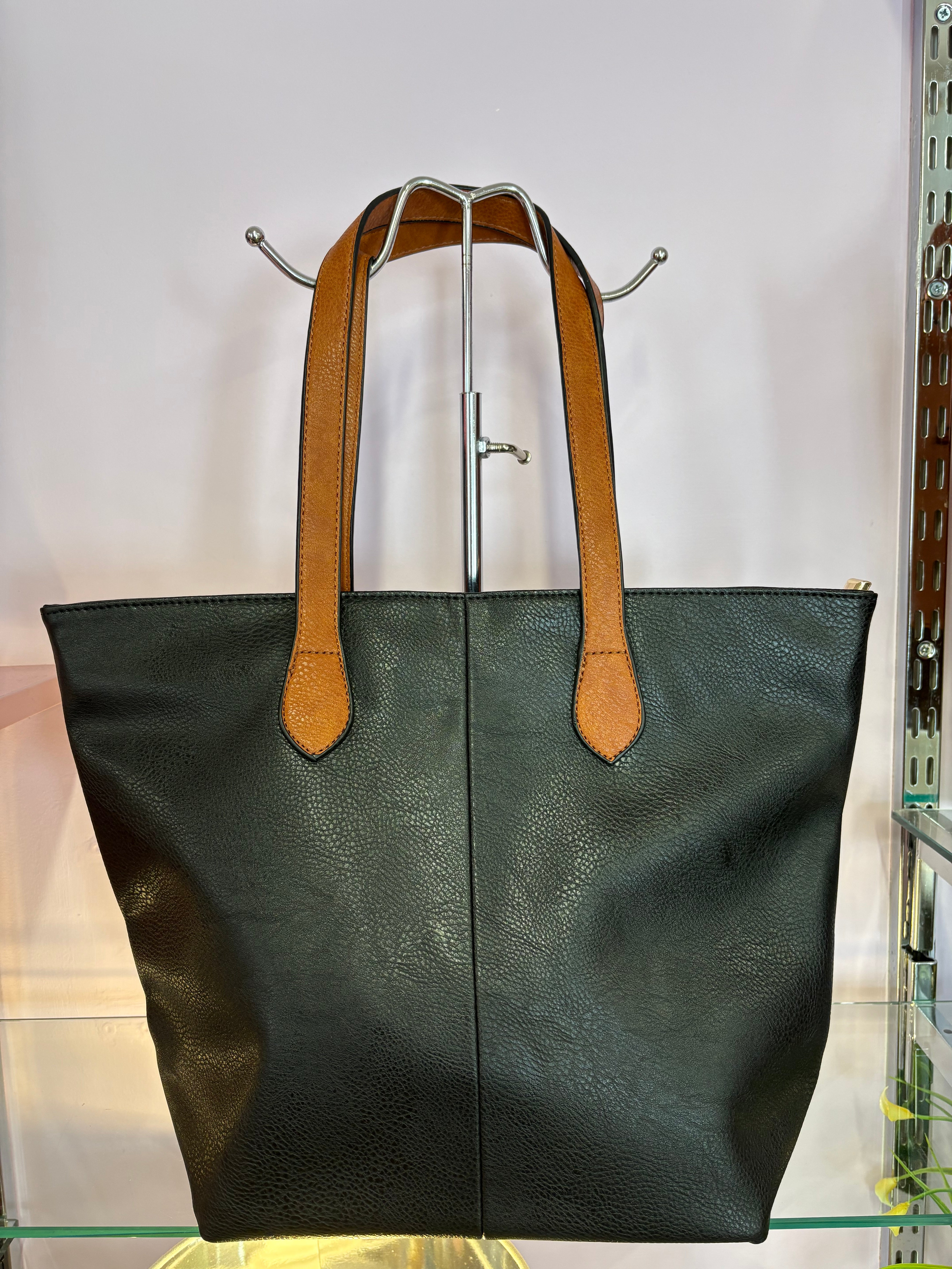 The Basic Shoulder Bag > Black