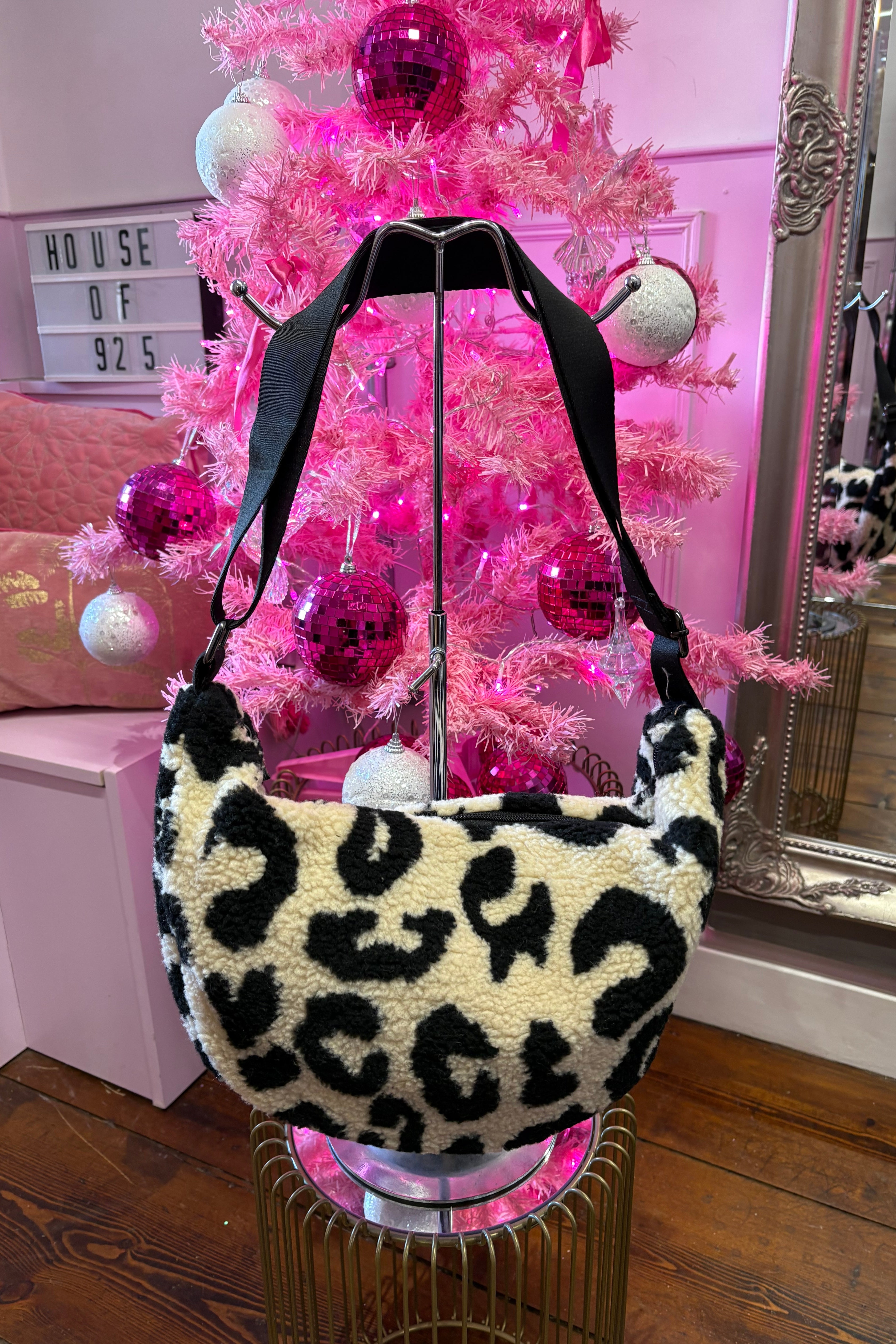Leopard Print Textured Sling Bag > Black & White