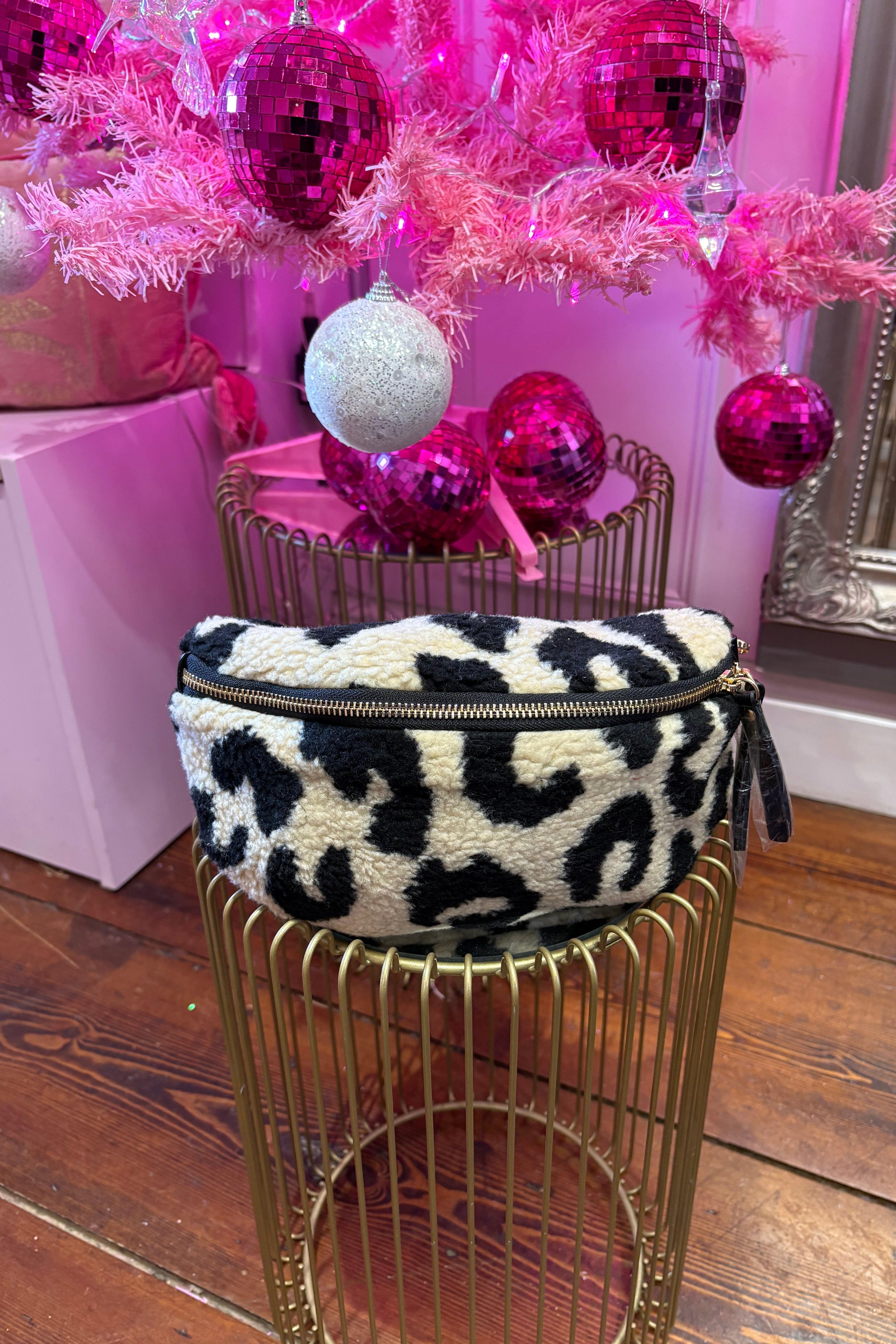 Leopard Print Textured Sling Bag > Small (Black & White)