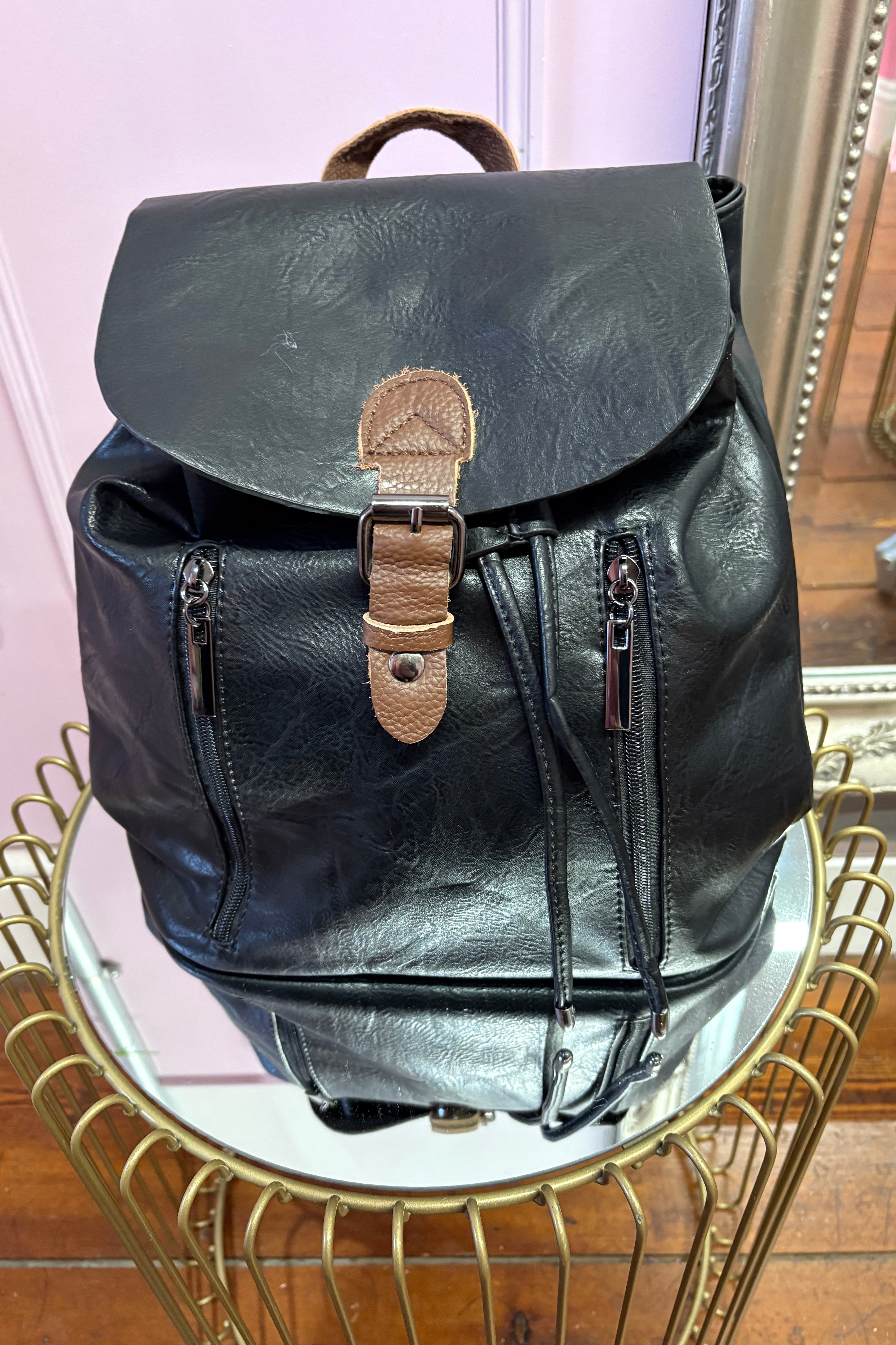 The Classic Backpack > Black and Tan