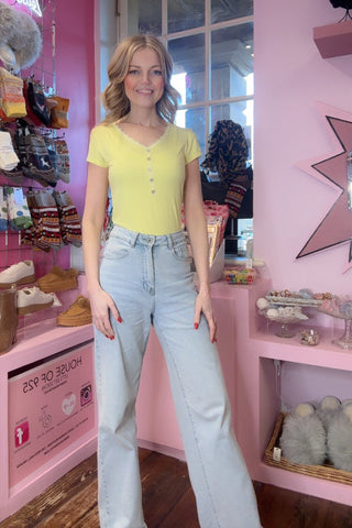 V-Neck T-shirt / Mellow Yellow